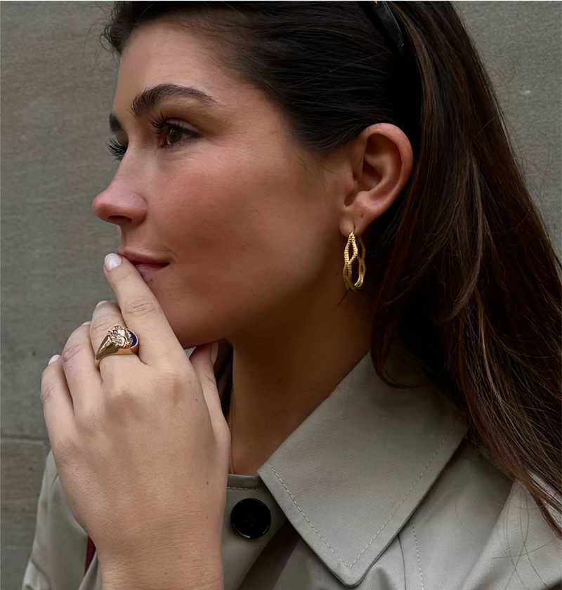 Person wearing Émillie Anne Ring